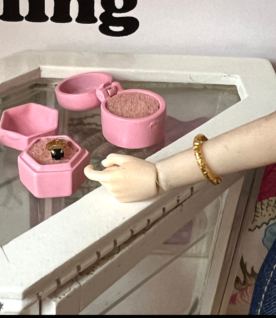 dollhouse miniature jewelry, fake gold and silver chains