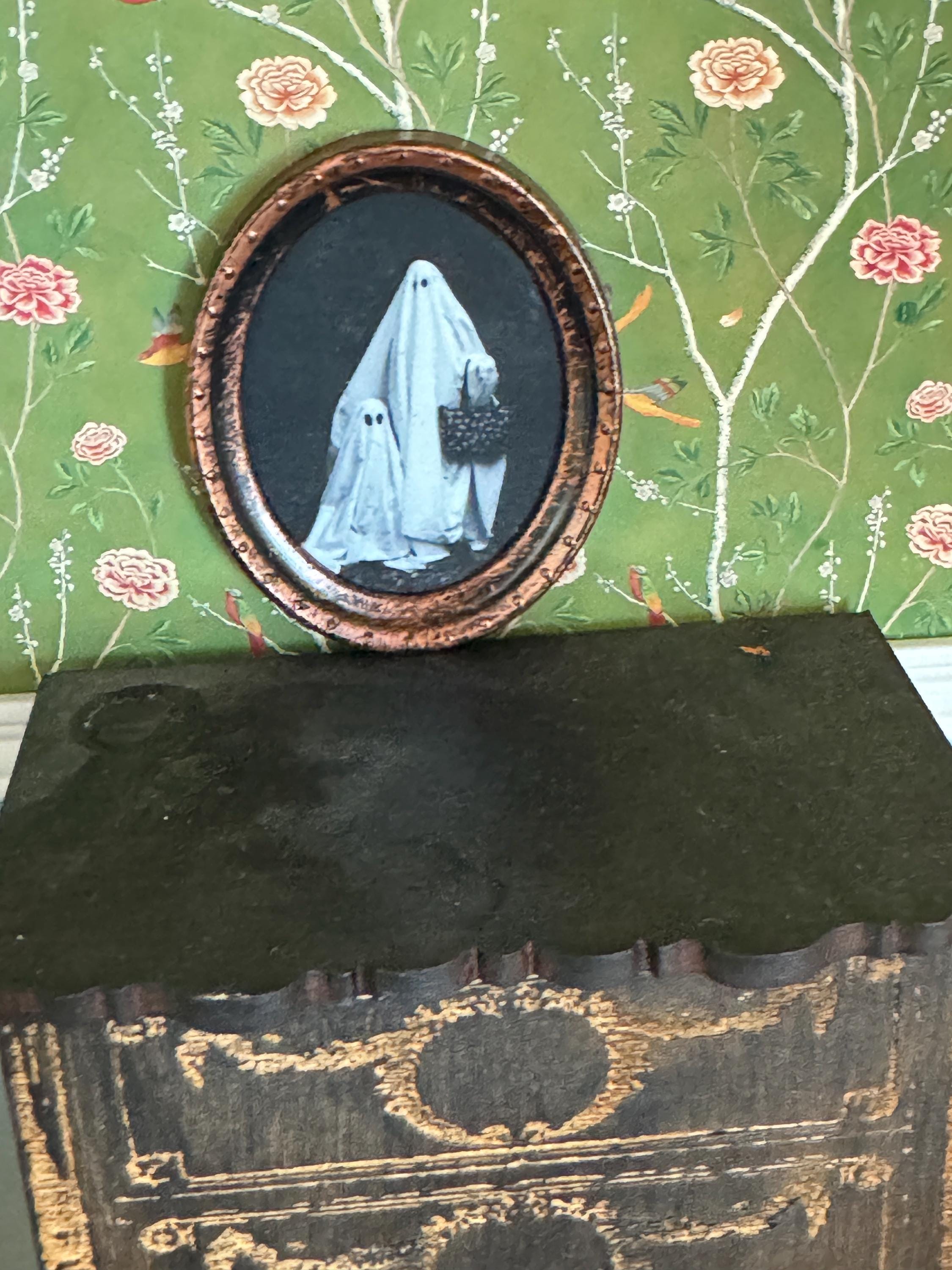 dollhouse miniature ghost decor 1/12 and 1/6 miniature Halloween art decor living room haunted halloween