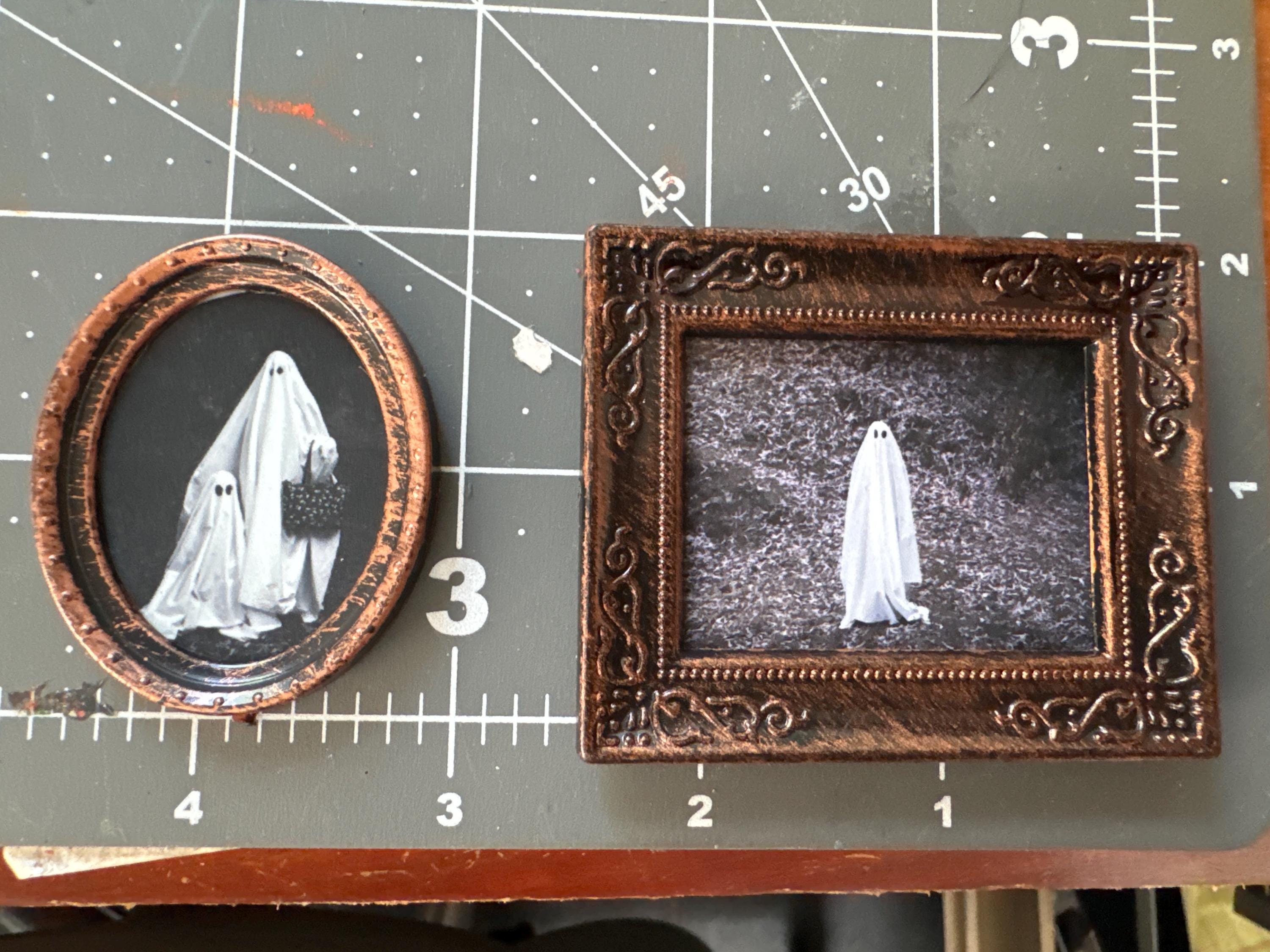 dollhouse miniature ghost decor 1/12 and 1/6 miniature Halloween art decor living room haunted halloween