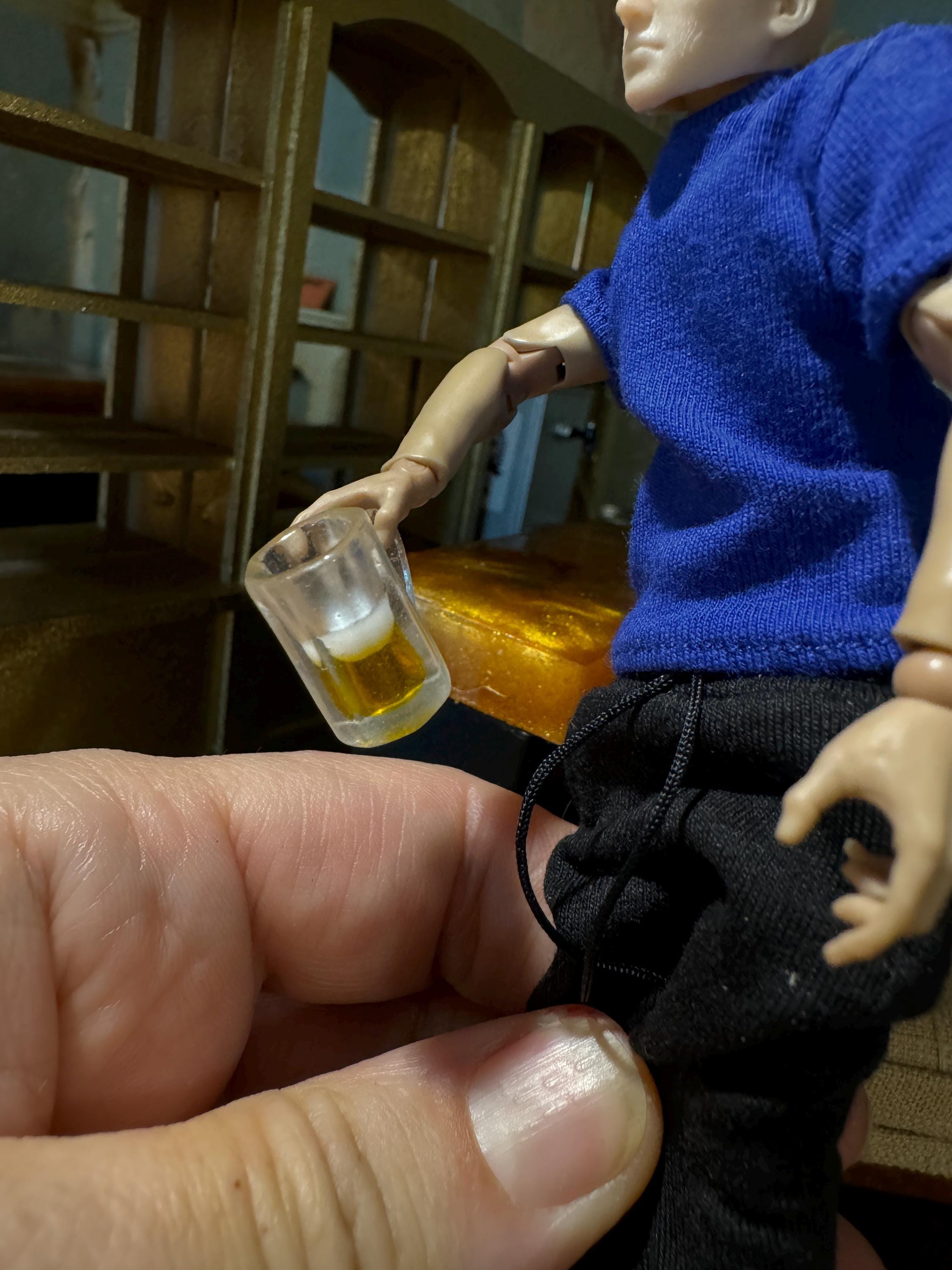 dollhouse miniature beer stein with froth, 1/12 bar decor