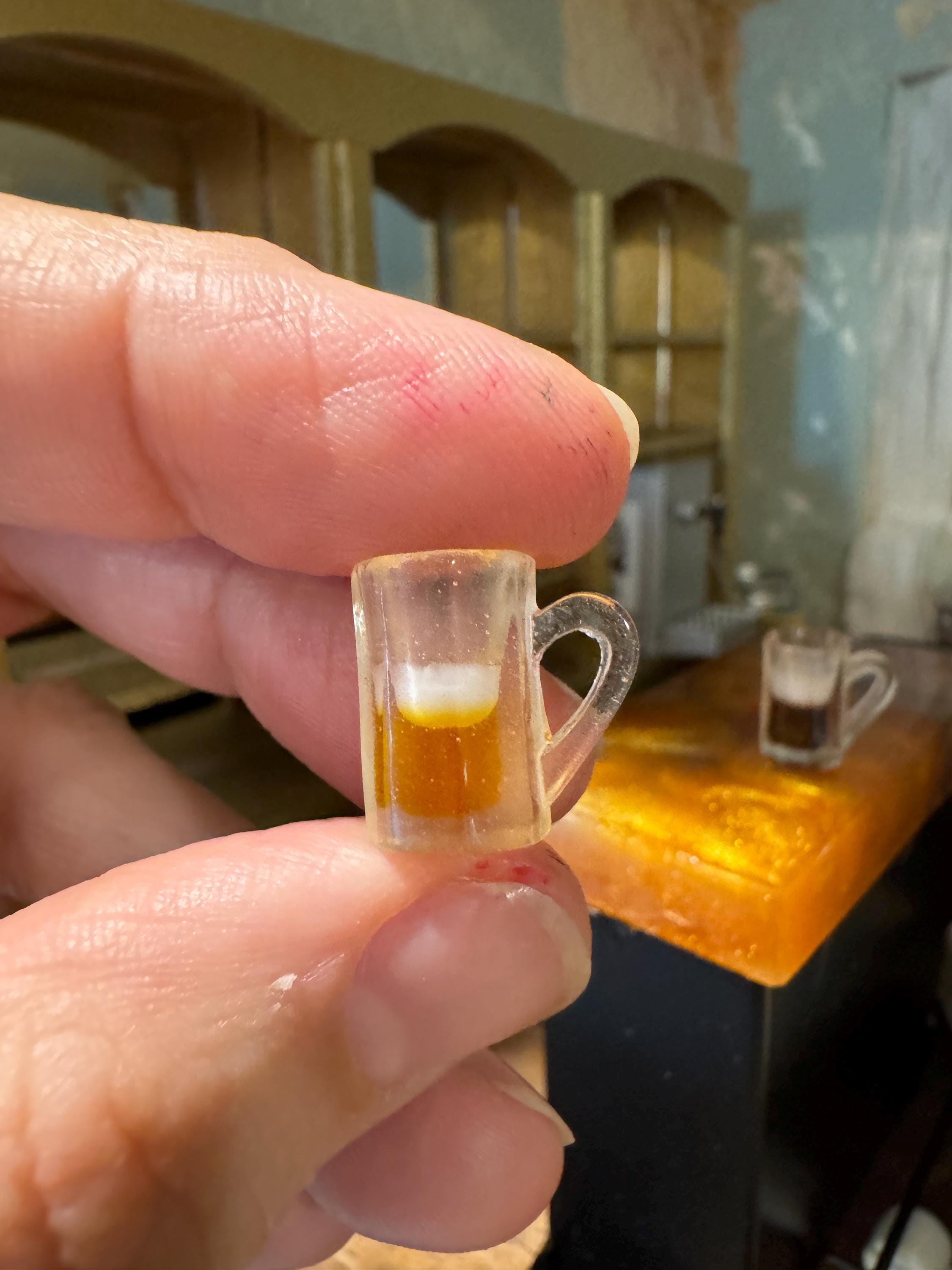 dollhouse miniature beer stein with froth, 1/12 bar decor