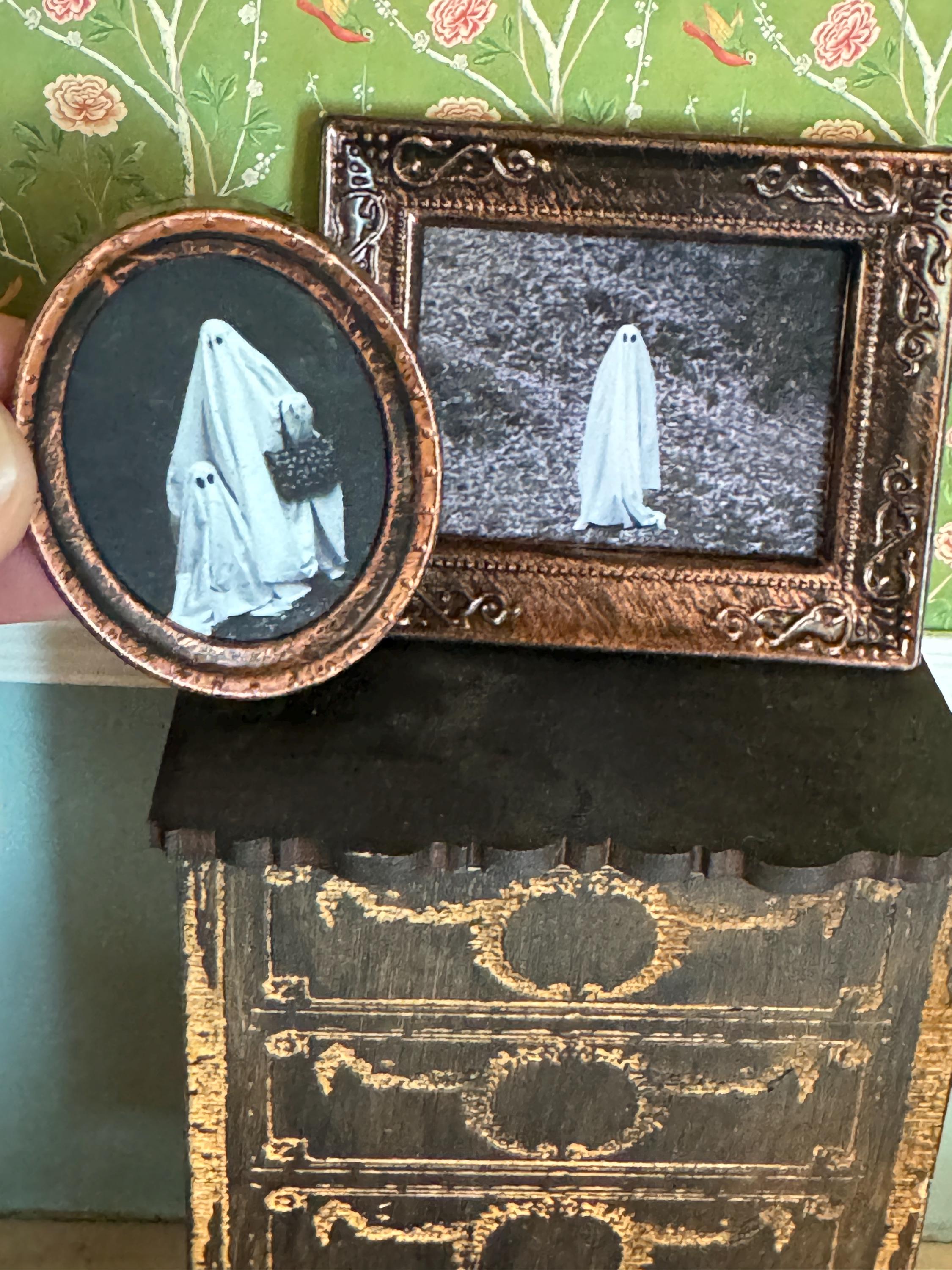 dollhouse miniature ghost decor 1/12 and 1/6 miniature Halloween art decor living room haunted halloween