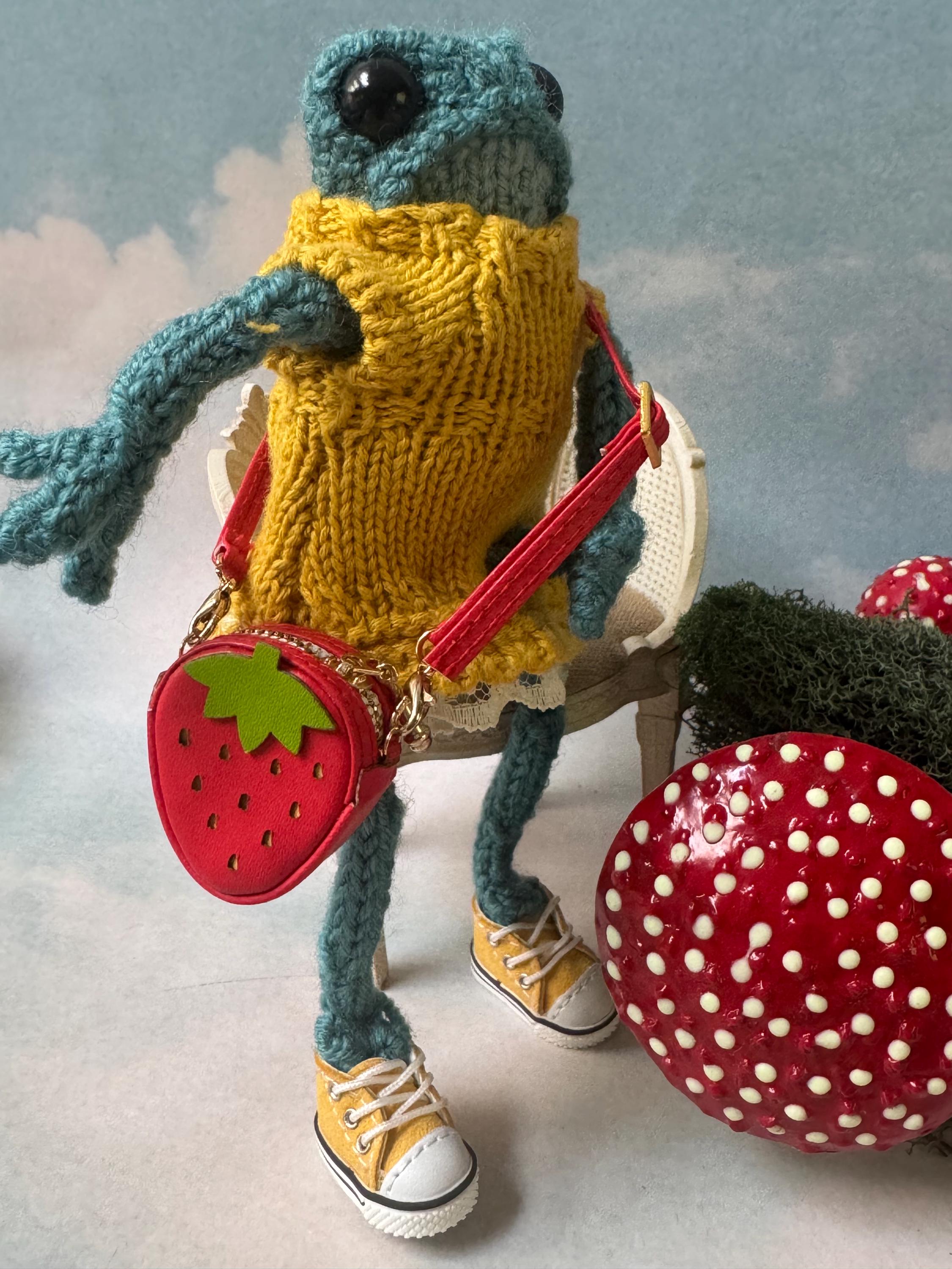 Miniature strawberry purse and messenger bag, Blythe purse 1/6 scale purse bag leather purse, crochet frog purse, adjustable straps, functional bags, purse charm, labubu cross body bag