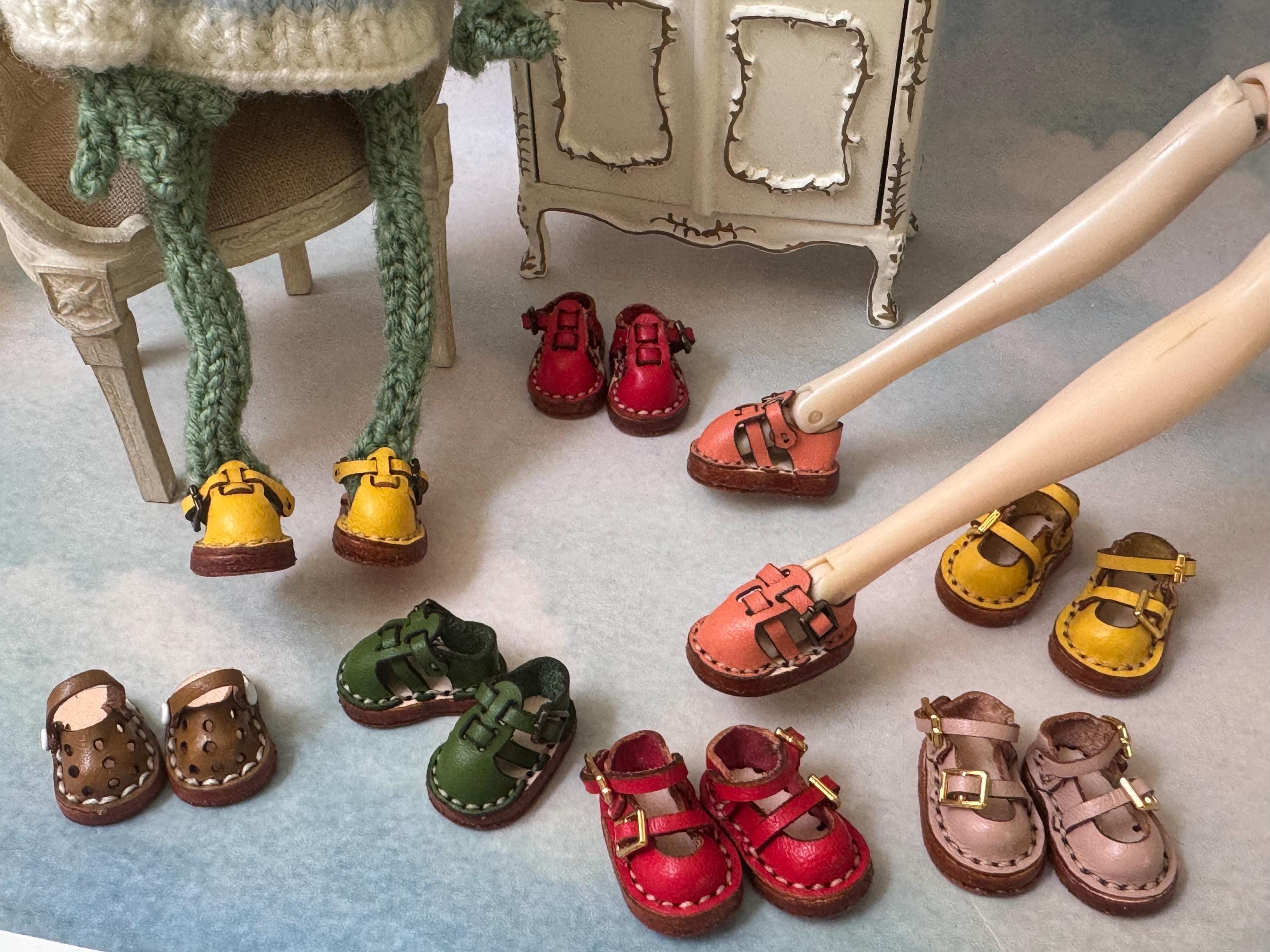 Miniature leather shoes for Blythe,  1/6 scale doll shoes, leather shoes for knitted frog, crochet frog accessory, OB22 and OB 24 shoes
