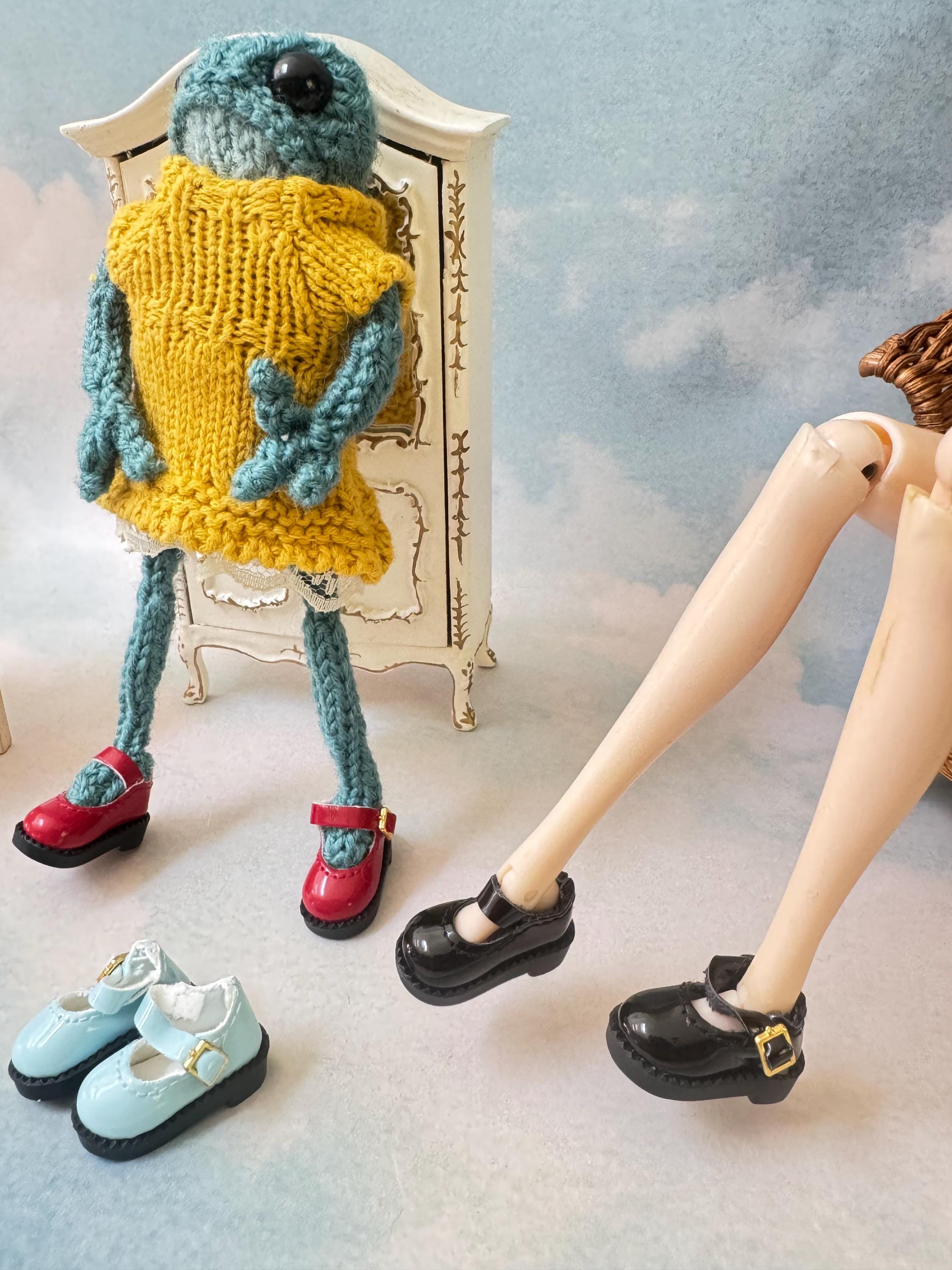 Miniature leather shoes for Blythe,  1/6 scale doll shoes, leather shoes for knitted frog, crochet frog accessory