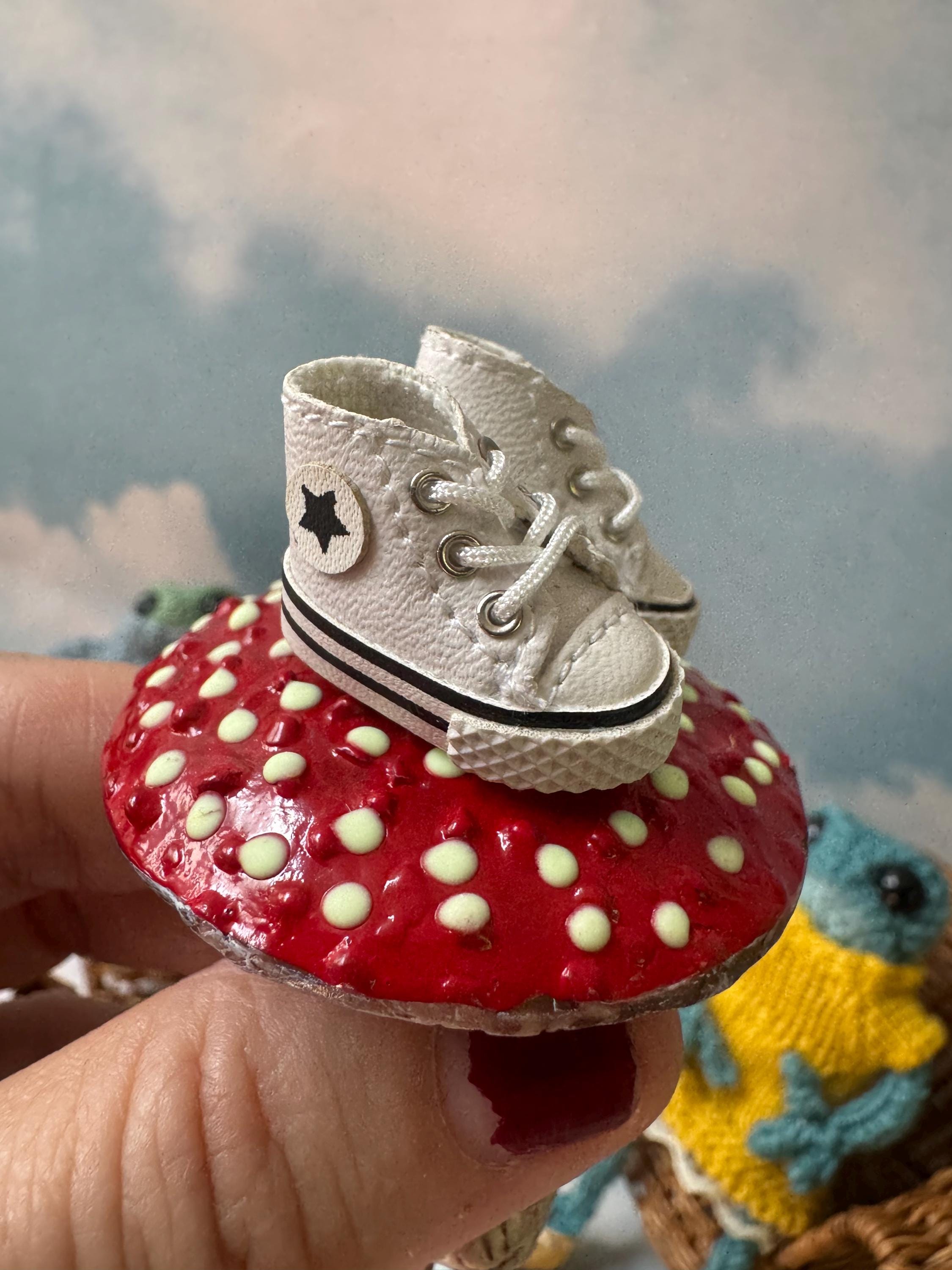 1/6 scale boots for Blythe, Knitted frog
