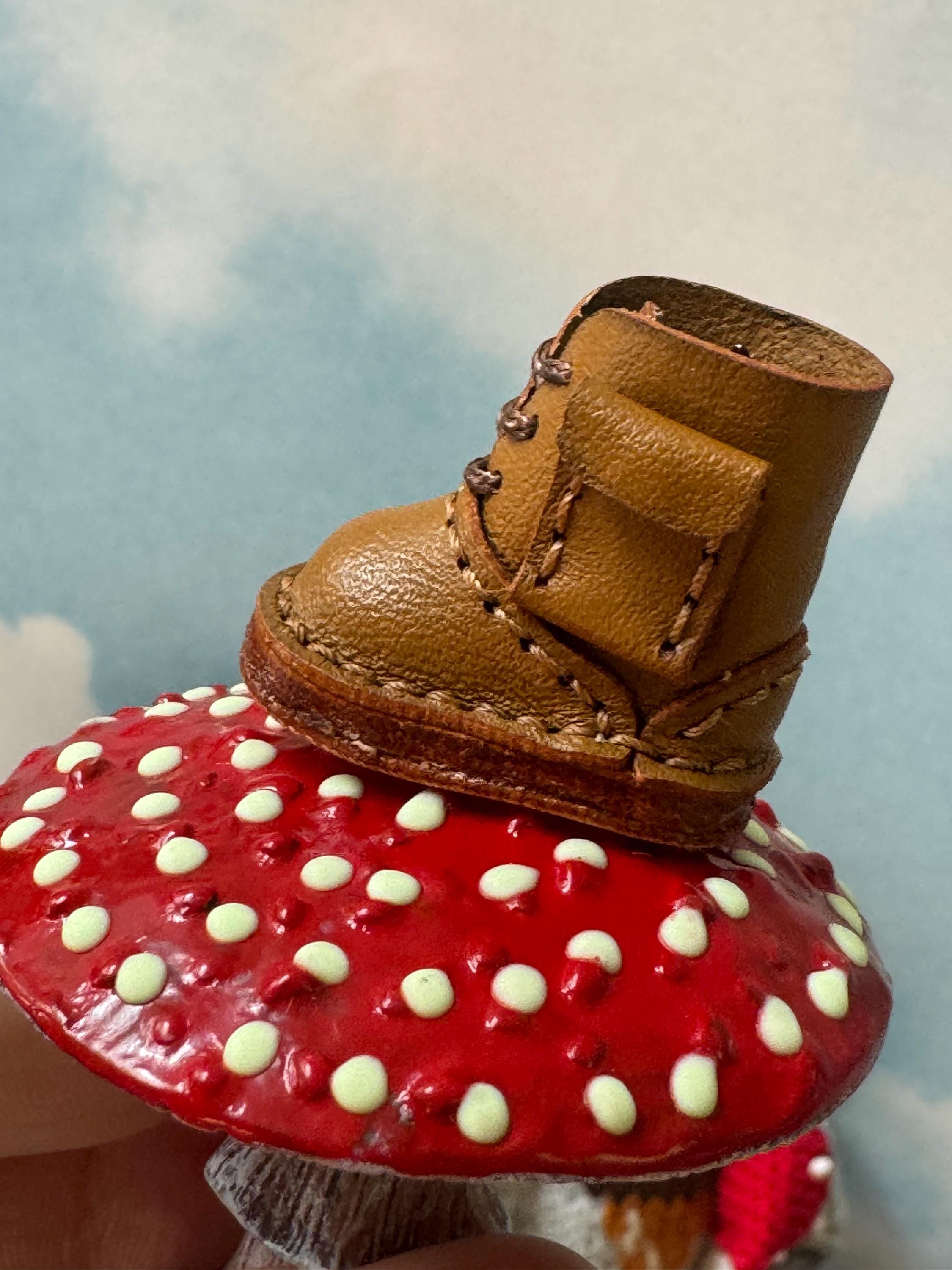 1/6 scale boots for Blythe, Knitted frog