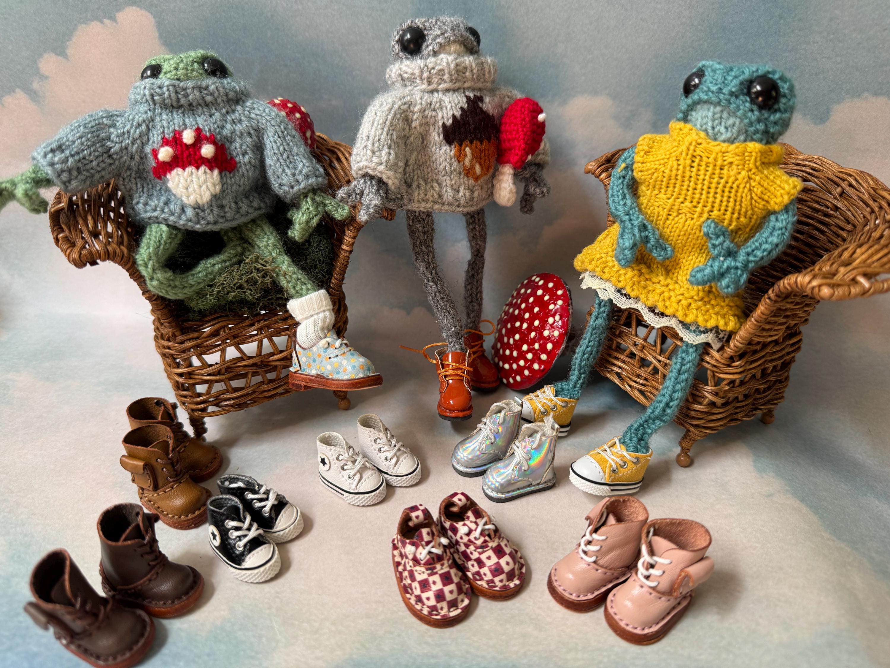 1/6 scale boots for Blythe, Knitted frog