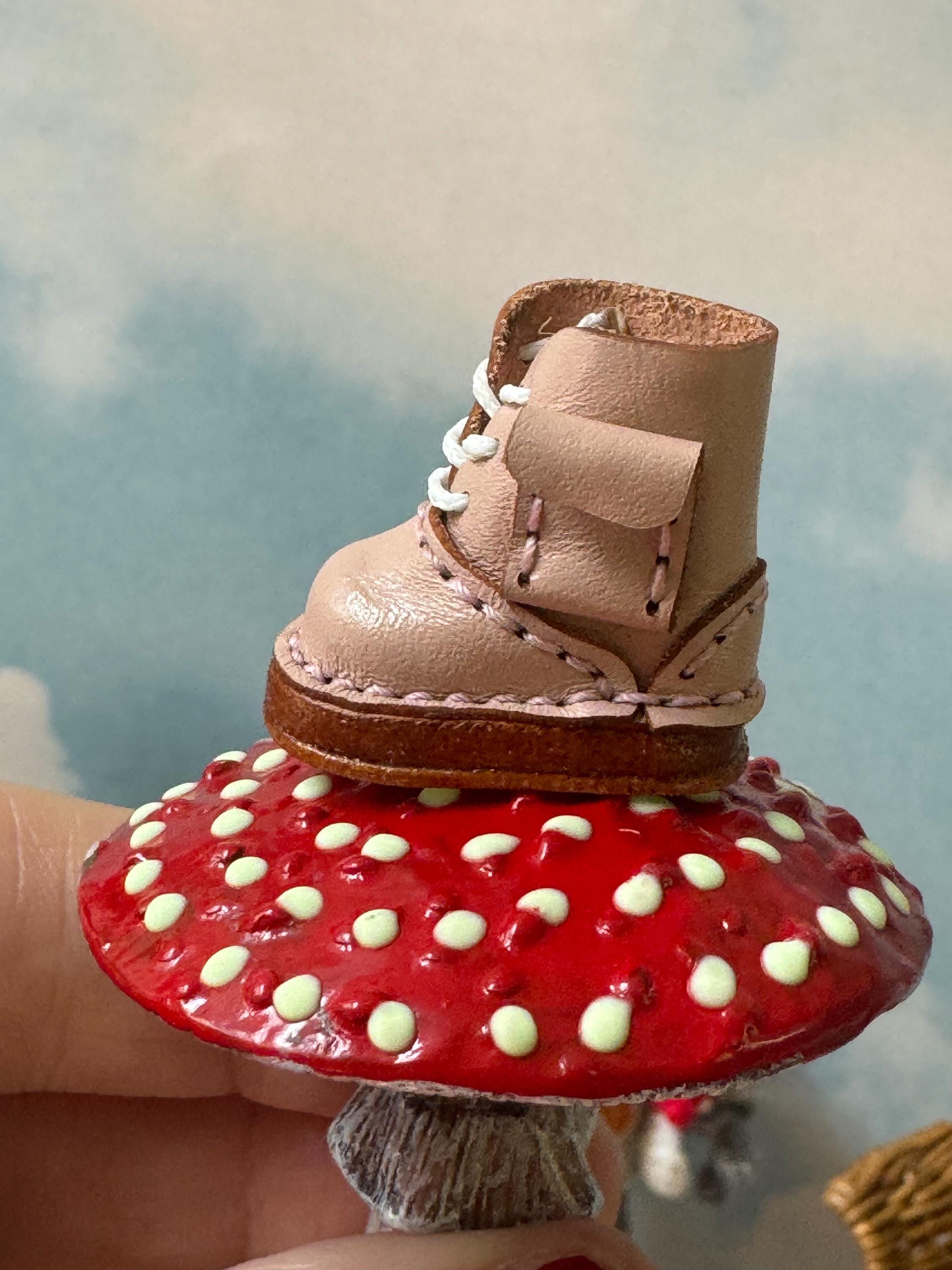 1/6 scale boots for Blythe, Knitted frog