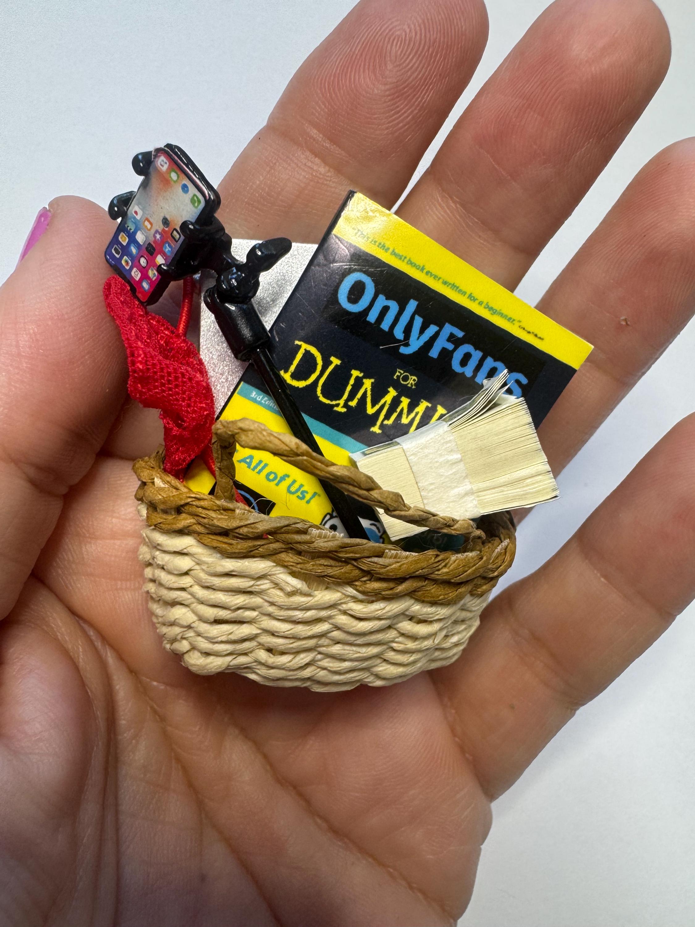 dollhouse miniature Only Fans kit , 1/12 selfie stick, g-string, book,mini cash,laptop for dolls that want to join Only Fans