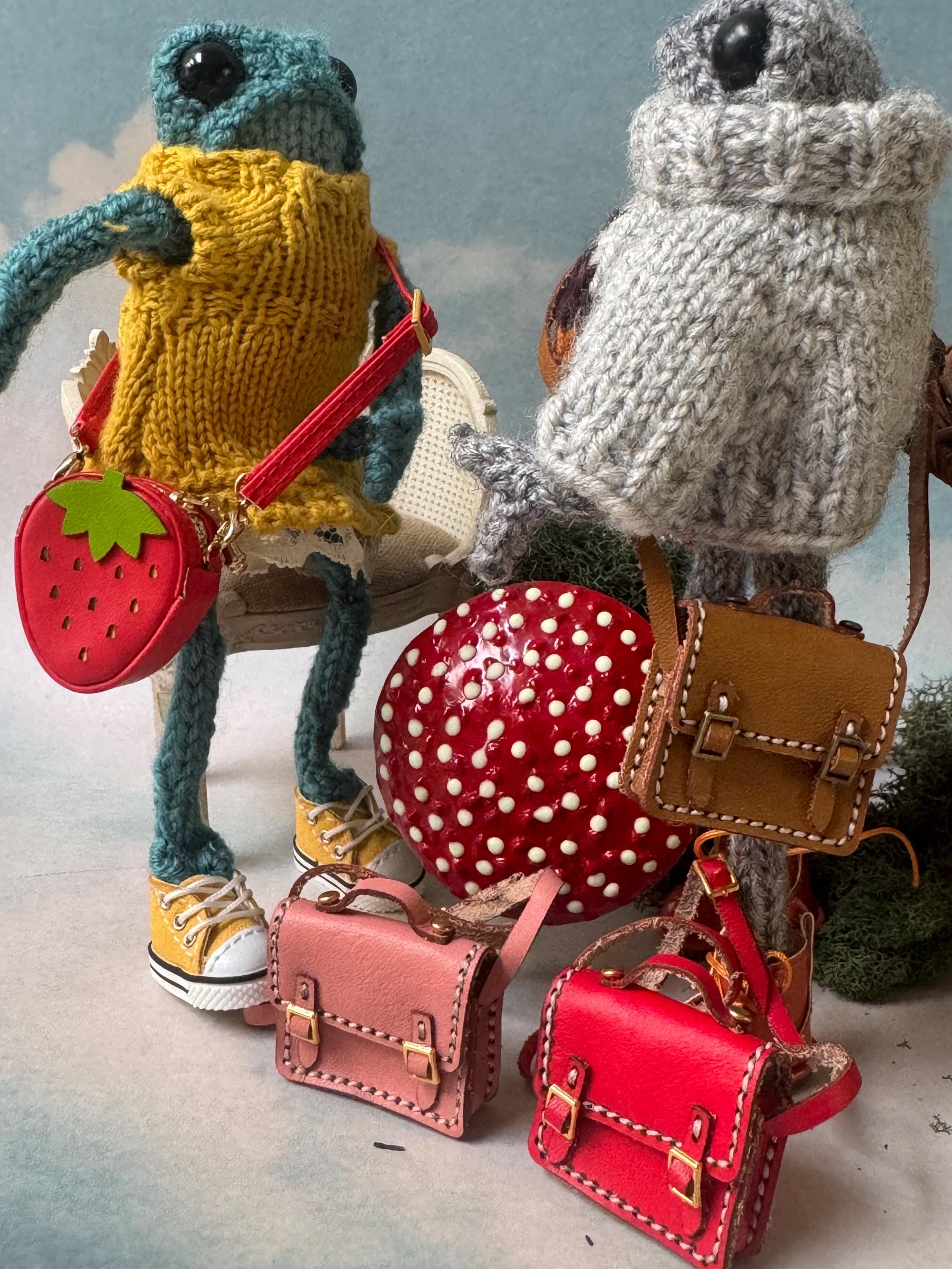 Miniature strawberry purse and messenger bag, Blythe purse 1/6 scale purse bag leather purse, crochet frog purse, adjustable straps, functional bags, purse charm, labubu cross body bag