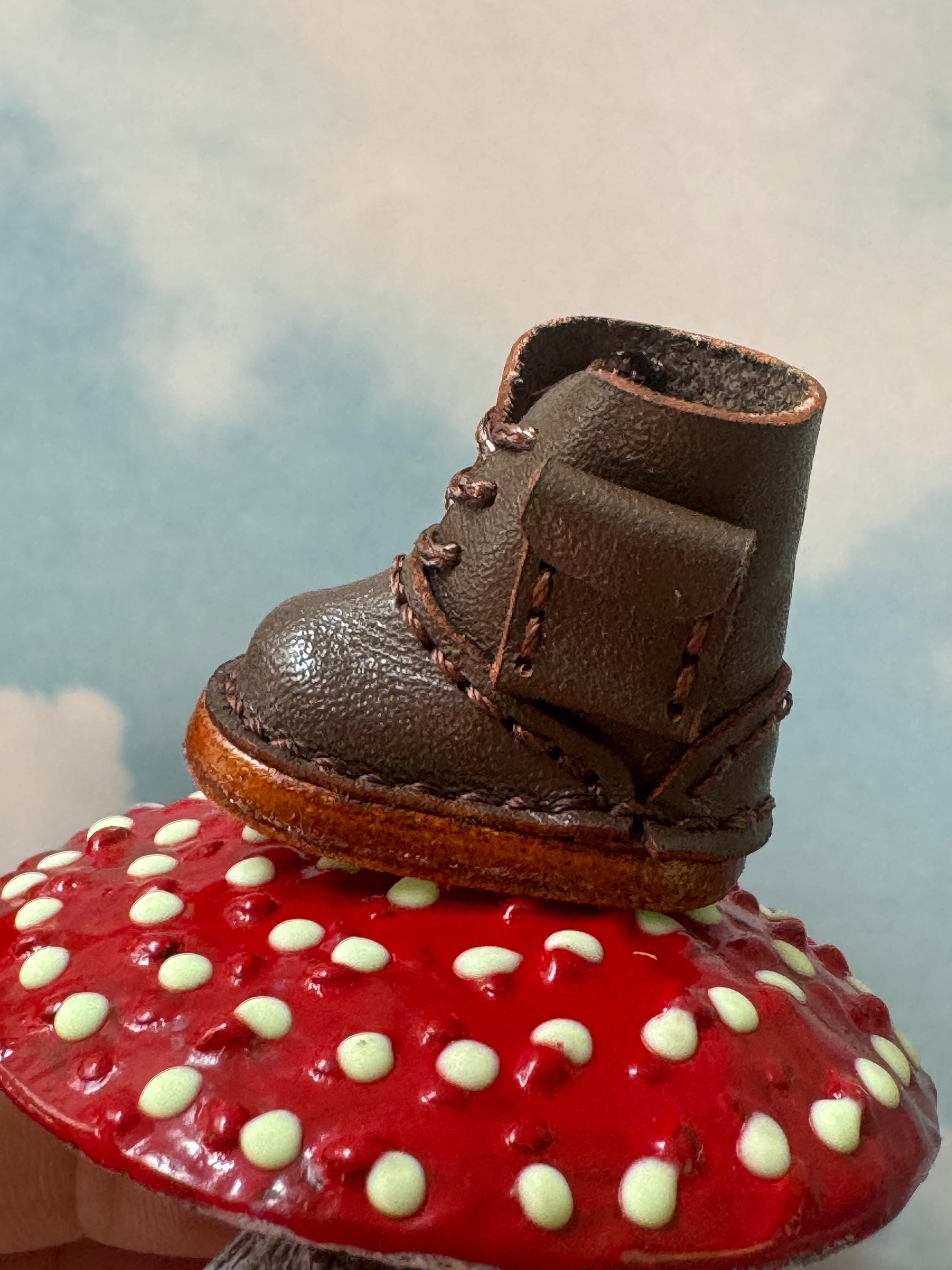 1/6 scale boots for Blythe, Knitted frog