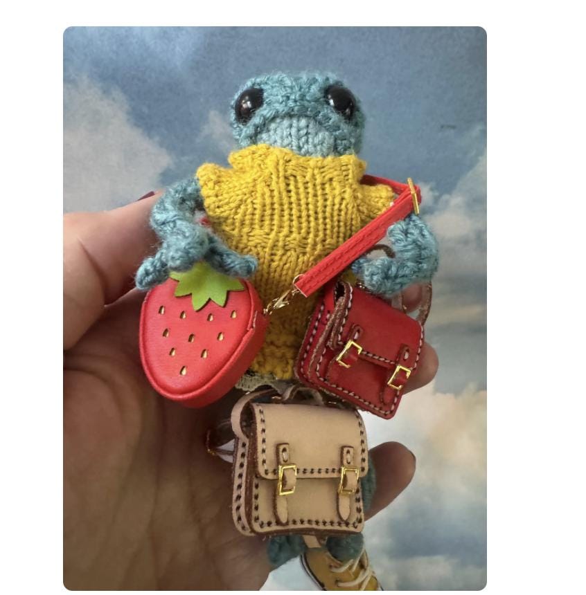 Miniature strawberry purse and messenger bag, Blythe purse 1/6 scale purse bag leather purse, crochet frog purse, adjustable straps, functional bags, purse charm, labubu cross body bag