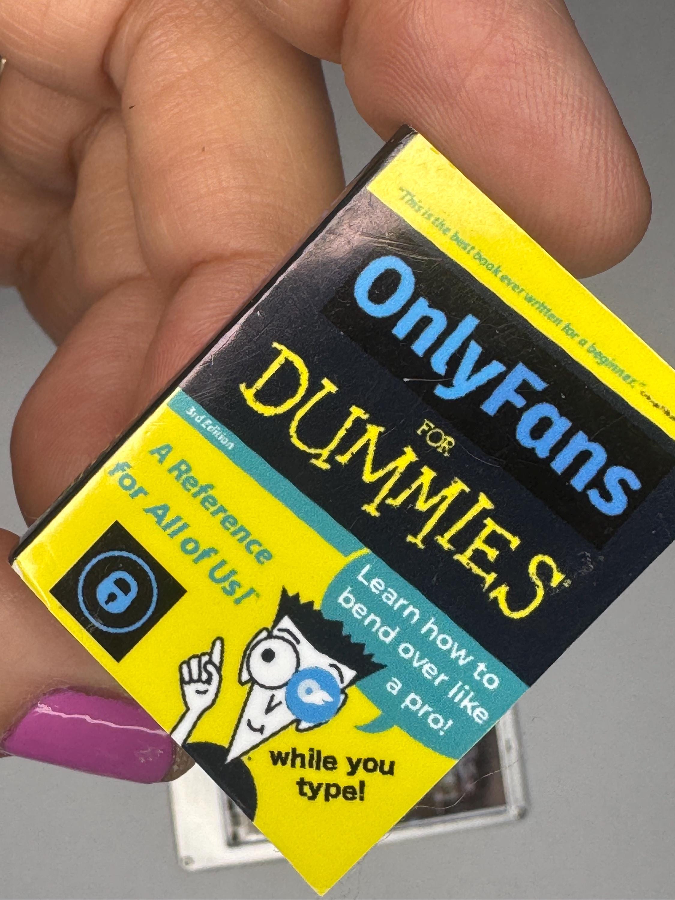 dollhouse miniature Only Fans kit , 1/12 selfie stick, g-string, book,mini cash,laptop for dolls that want to join Only Fans