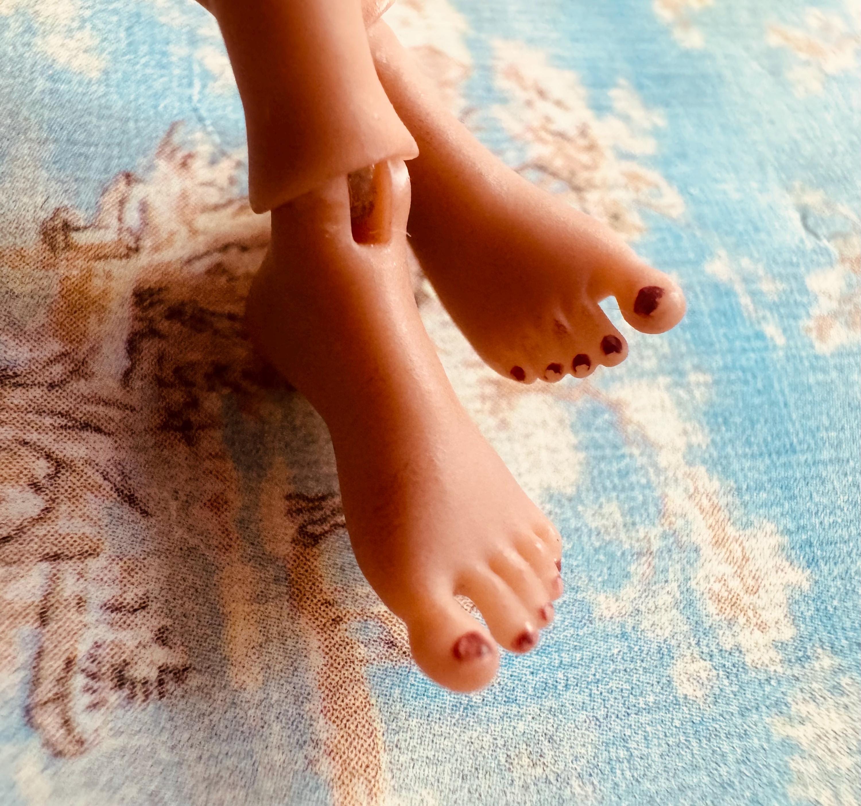 dollhouse miniature book with Polaroids 1/12 dollhouse bedroom decor, satire dolls feet