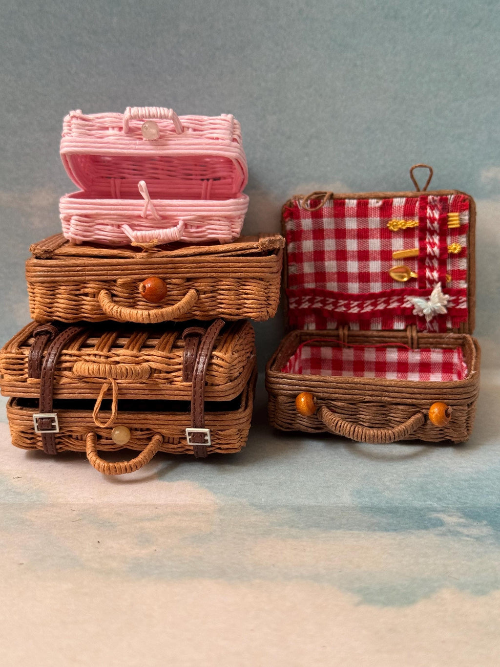 Miniature suitcase, dollhouse picnic basket, 1/6 scale basket suitcase, can be 1/12 scale also